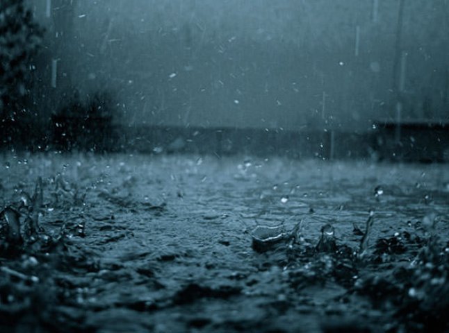 Зливи та грози: на Закарпатті оголосили штормове попередження