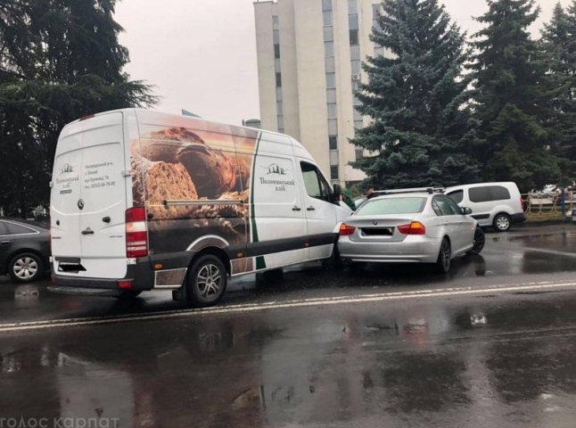 В Ужгороді не розминулись мікроавтобус і легковик