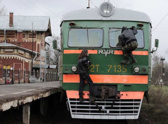 Між Страбичовом і Ключарками двоє екстремалів катались на поручнях поїзда