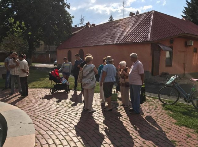 Мітинг у Мукачеві: містяни просять відновити роботу басейну СОК ДЮСШ