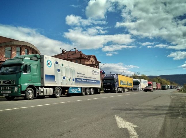Сотні вантажівок вишикувались у черзі до КПП "Ужгород"