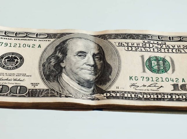 Такі долари на обмін не приймуть, а відправлять на спецпроцедуру: які банкноти в списку