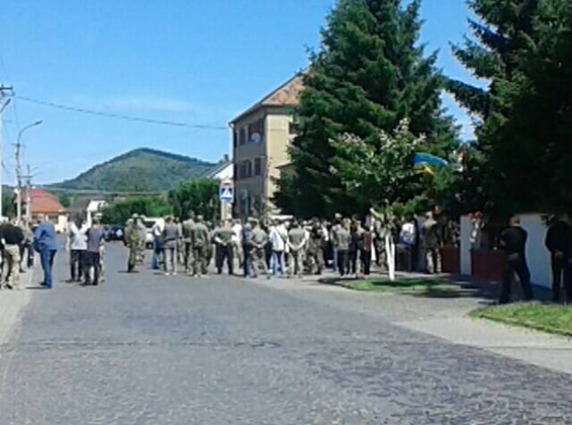 Бійців "Правого сектору", які причетні до стрілянини у Мукачеві, звільнили з-під варти