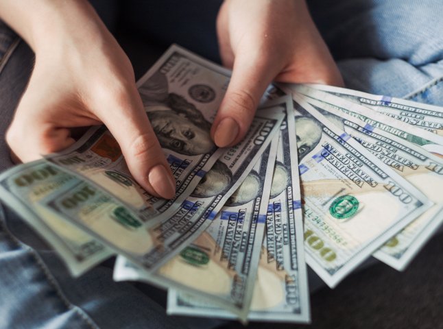 В Україні змінять правила переказів грошей з-за кордону