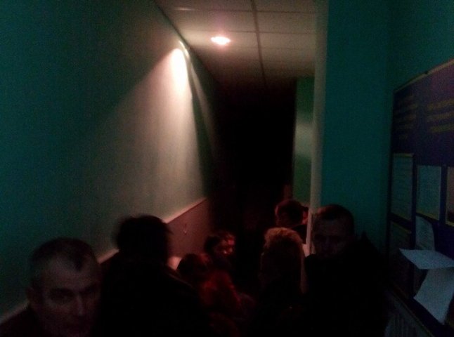 На Ужгородщині люди стоять в чергах, щоб оформити закордонний паспорт
