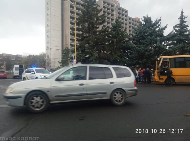 В Ужгороді зіткнулися легковик і автобус. Є постраждалий