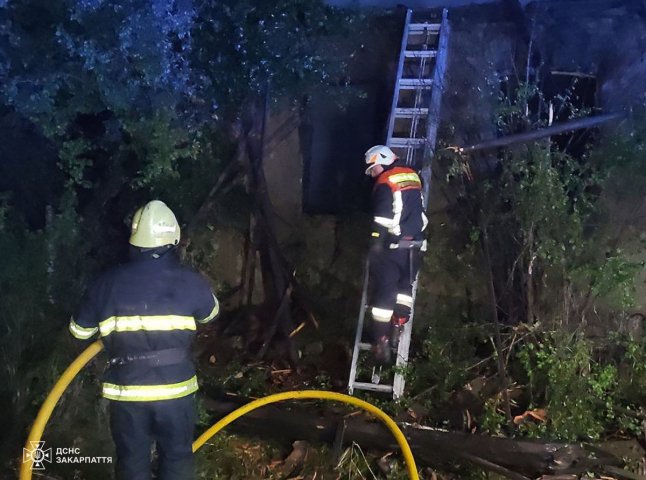 Вночі горів будинок. Пожежу гасили кілька годин