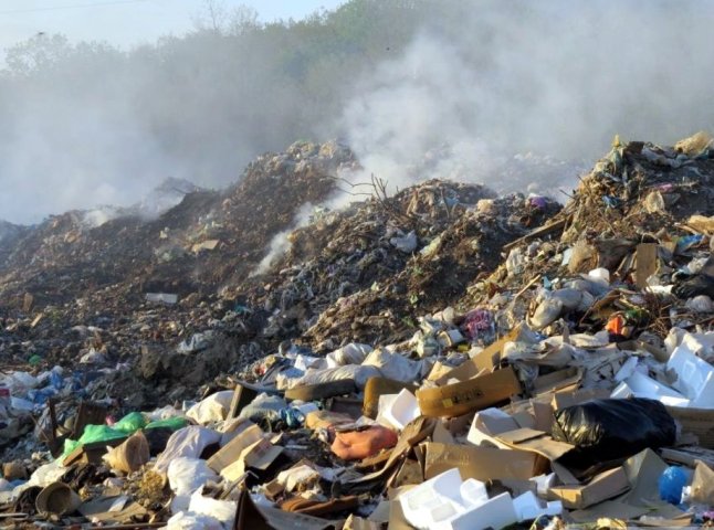 У Дубрівці, що на Іршавщині, загорілось сміттєзвалище