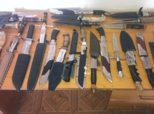Мукачівець здав поліцейським 25 ножів