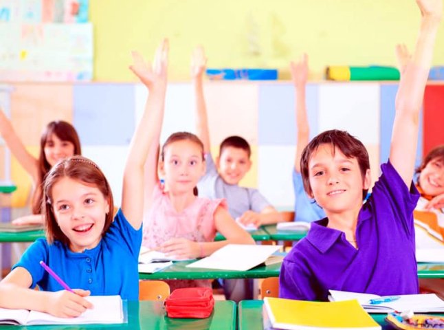 У школах Мукачівської ОТГ із понеділка відновлюють очне навчання