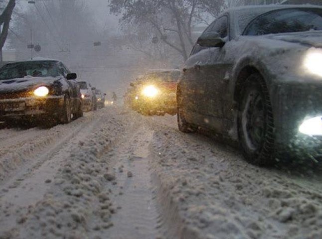 Через снігопад у Мукачеві утворились подекуди затори
