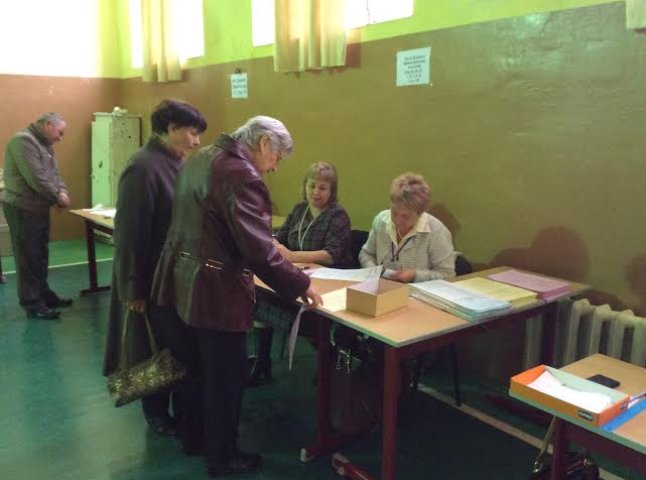 На виборчій дільниці в ЗОШ №16 перші виборці з’явились за 15 хвилин до старту голосування