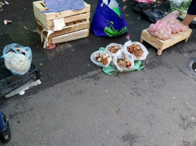 Скільки коштують гриби на "Зеленому ринку" в Мукачеві