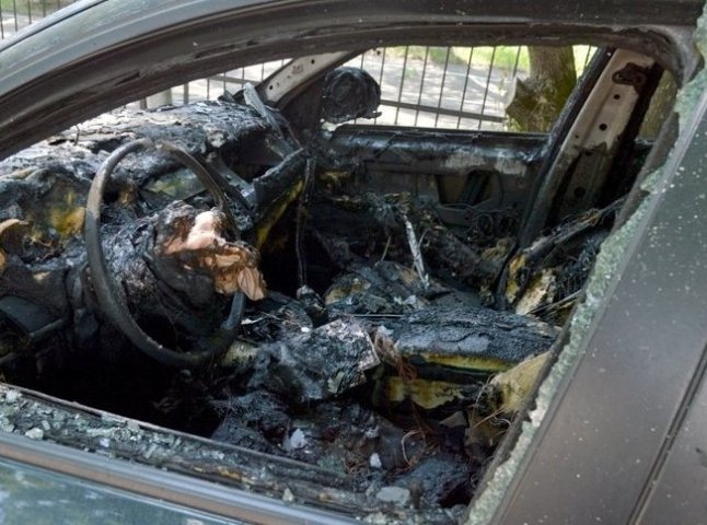 Елітний "BMW X6" згорів повністю, а поруч припаркована "Skoda Octavia" пошкоджена, – МНС про нічну пожежу в Ужгороді