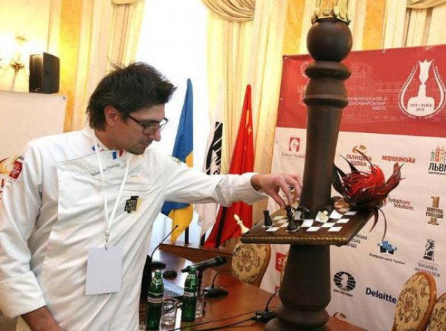 Ужгородський шоколадьє Валентин Штефаньо виготовив шахову скульптуру для чемпіонки світу з шахів