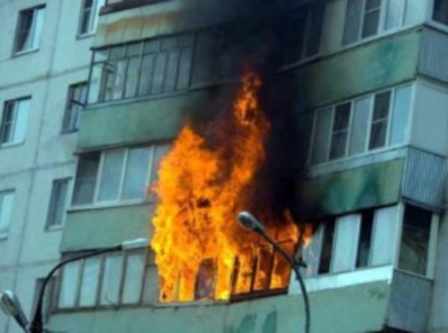 В Ужгороді полум’я огорнуло балкон багатоповерхівки