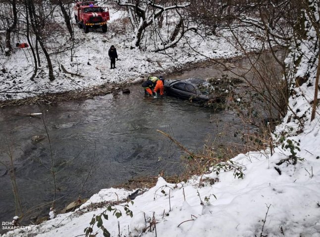 Зранку авто впало в річку: що відомо про карколомну аварію