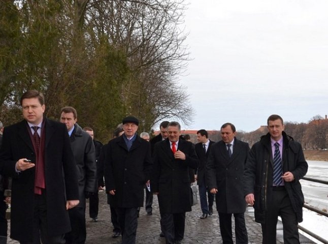 Представники закарпатської влади зробили Миколі Азарову міні-екскурсію Ужгородом