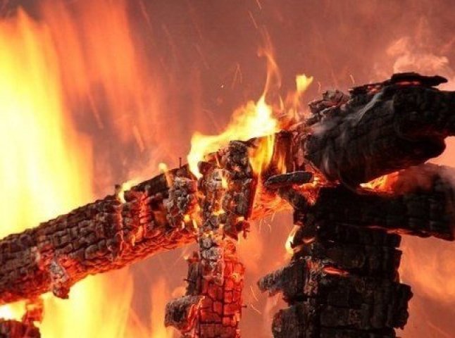 Пожежа у Мукачеві: горіла надвірна споруда