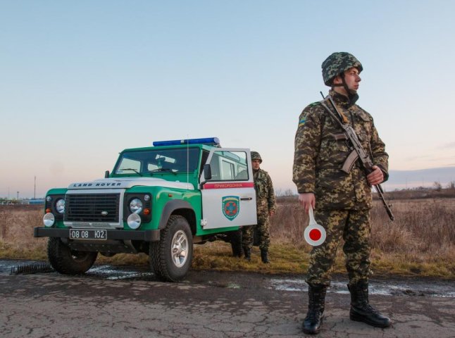 На Берегівщині прикордонники затримали автомобіль із сирійськими нелегалами