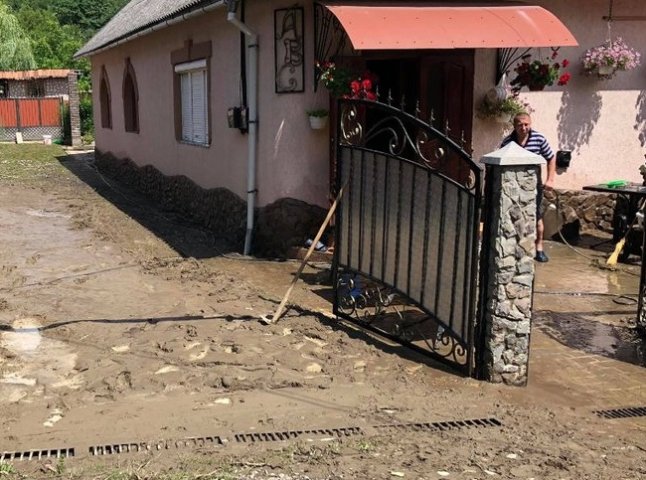 Негода на Закарпатті: в одному селі підтопило понад 30 дворогосподарств