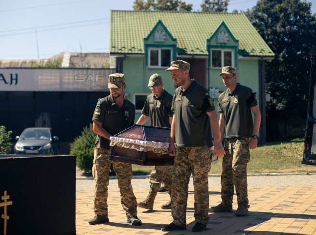 Попрощались з полеглим на війні Сергієм Бурдаком, який загинув при обороні Маріуполя