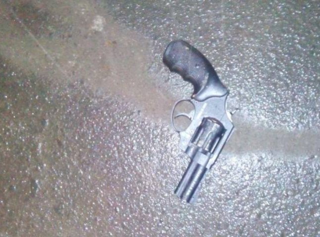 Поліцейські розшукали чоловіка, який вночі в Ужгороді стріляв з пістолета 