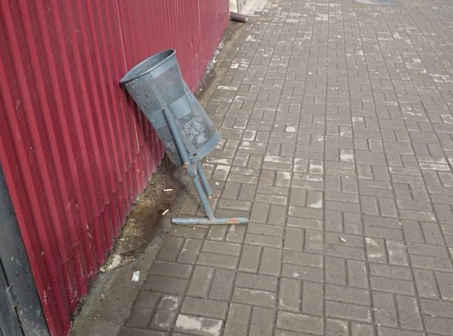 В Ужгороді невідомі вандали знищують смітники (ФОТО)