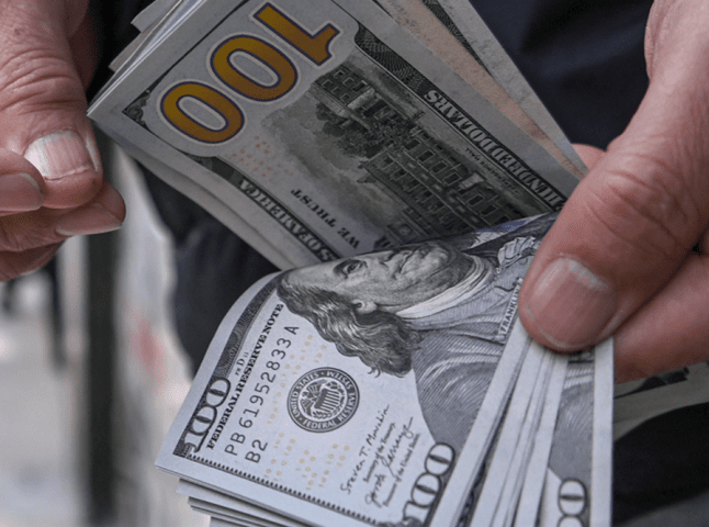 Чому долар падає і чи вигідно зараз купувати валюту