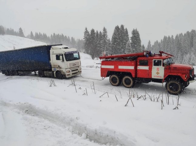 Знеструмлені села та машини у снігових "пастках": наслідки вчорашньої негоди