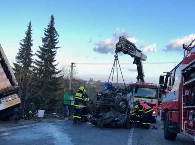 Хлопця витягнули з-під уламків мікроавтобусу: як заробітчанин дивом вижив у моторошній аварії в Чехії