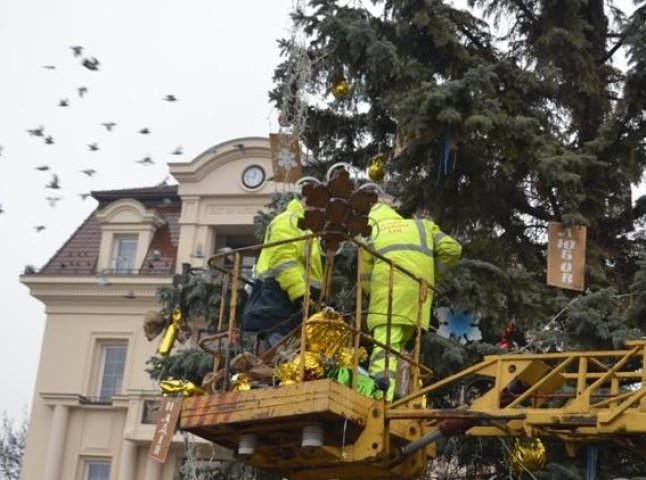 В Ужгороді "роздягають" новорічну ялинку 