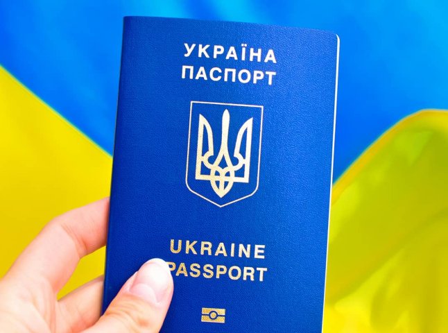 Виїзд за кордон з 1 березня змінюється: для українців вводять нововведення