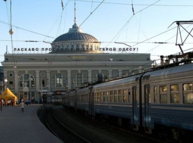 "Укрзалізниця" перевірить потяг "Одеса-Ужгород" із засніженими вагонами 