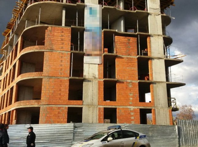 В Ужгороді під час роботи помер будівельник з Хустщини, випавши з 4-го поверху
