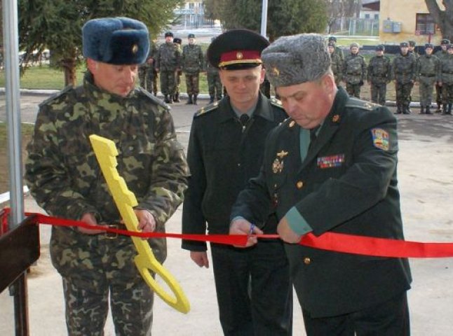 У Мукачеві військовослужбовці-контрактники отримали символічні ключі від службових помешкань (ФОТО)