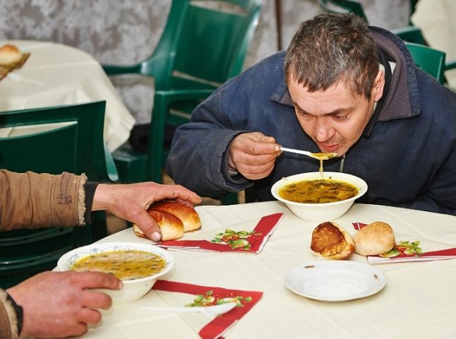В Ужгороді для безпритульних та малозабезпечених діють безкоштовні пункти харчування