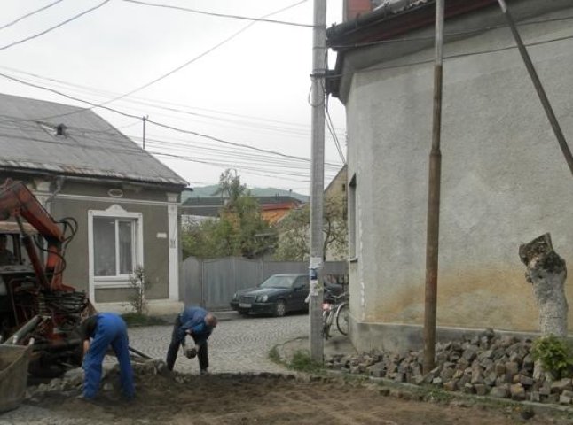 З квітня у Хусті розпочався ремонт міських доріг