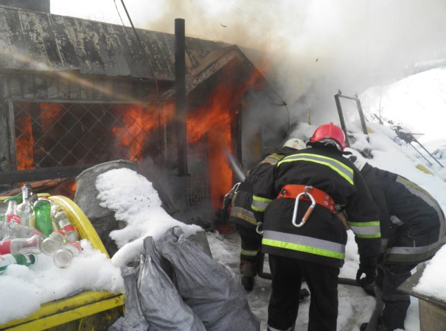 Під час гасіння пожежі ужгородські вогнеборці запобігли вибуху трьох газових балонів