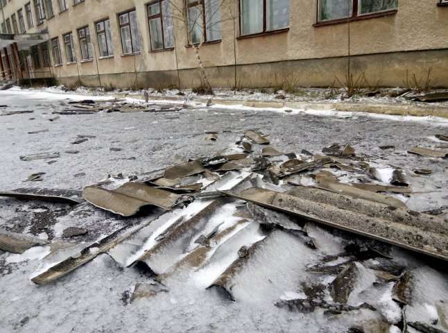 Наслідки негоди у Виноградові: повалені дерева, пошкоджені автомобілі та дах школи