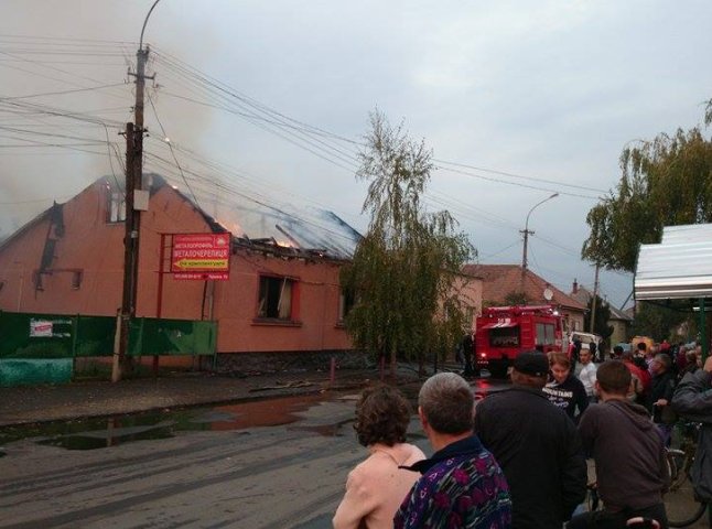 У мікрорайоні Паланок вогонь повністю знищив дах одного із будинків (ФОТО)