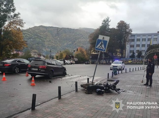 П’яний 21-річний юнак на мотоциклі врізався в авто: у важкому стані його забрали в лікарню
