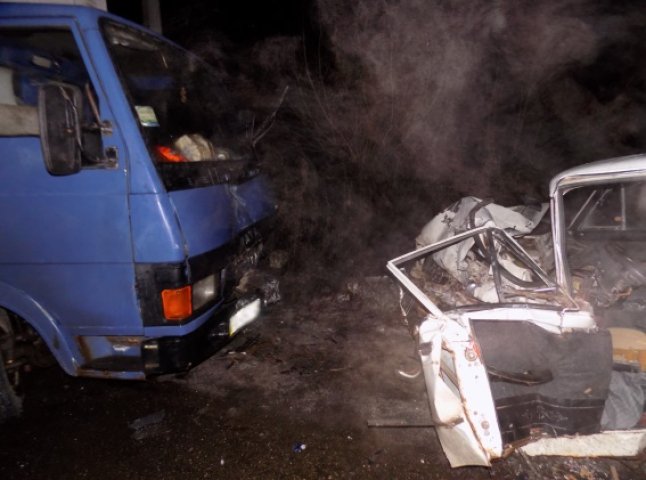 На Виноградівщині вантажівка врізалась в легковик: потерпілого госпіталізували в реанімацію