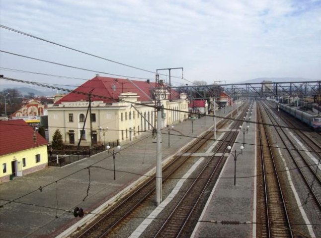 На залізничному вокзалі Мукачева чоловік сильно побив жінку