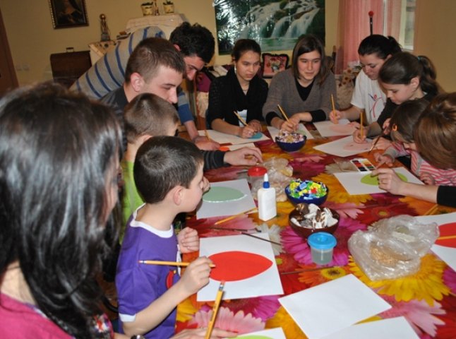 Працівники районного Центру соціальних служб лікують дітей… мистецтвом