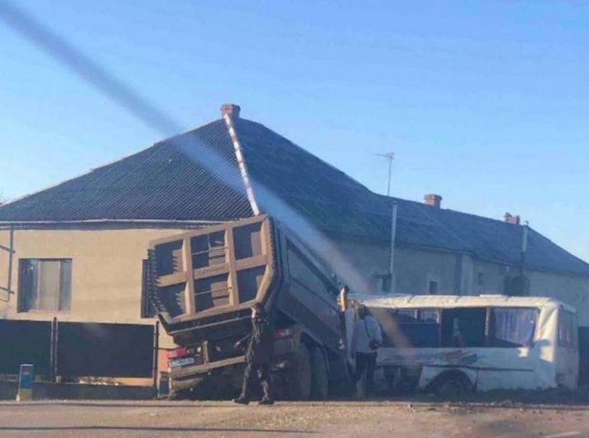 На Закарпатті вантажівка зіткнулась з автобусом: опубліковано відео моменту ДТП