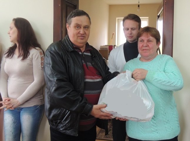 Угорці вручили працівникам берегівського "Водоканалу" великодні продуктові пакунки