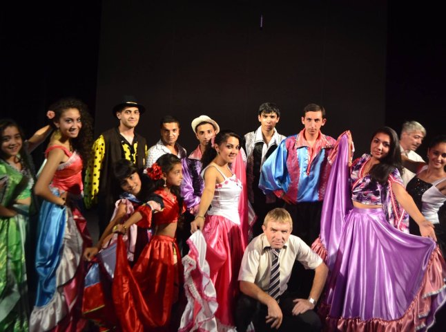 В Ужгороді відбулася прем’єра театрально-танцювальної вистави, поставлена зусиллями ромського колективу