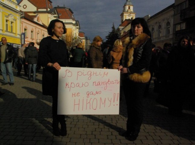 Берегівчани підтримують цілісність України і кажуть: "Ні – війні!"