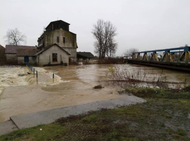 На Виноградівщині заливає автодорогу Великі Ком’яти – Заріччя